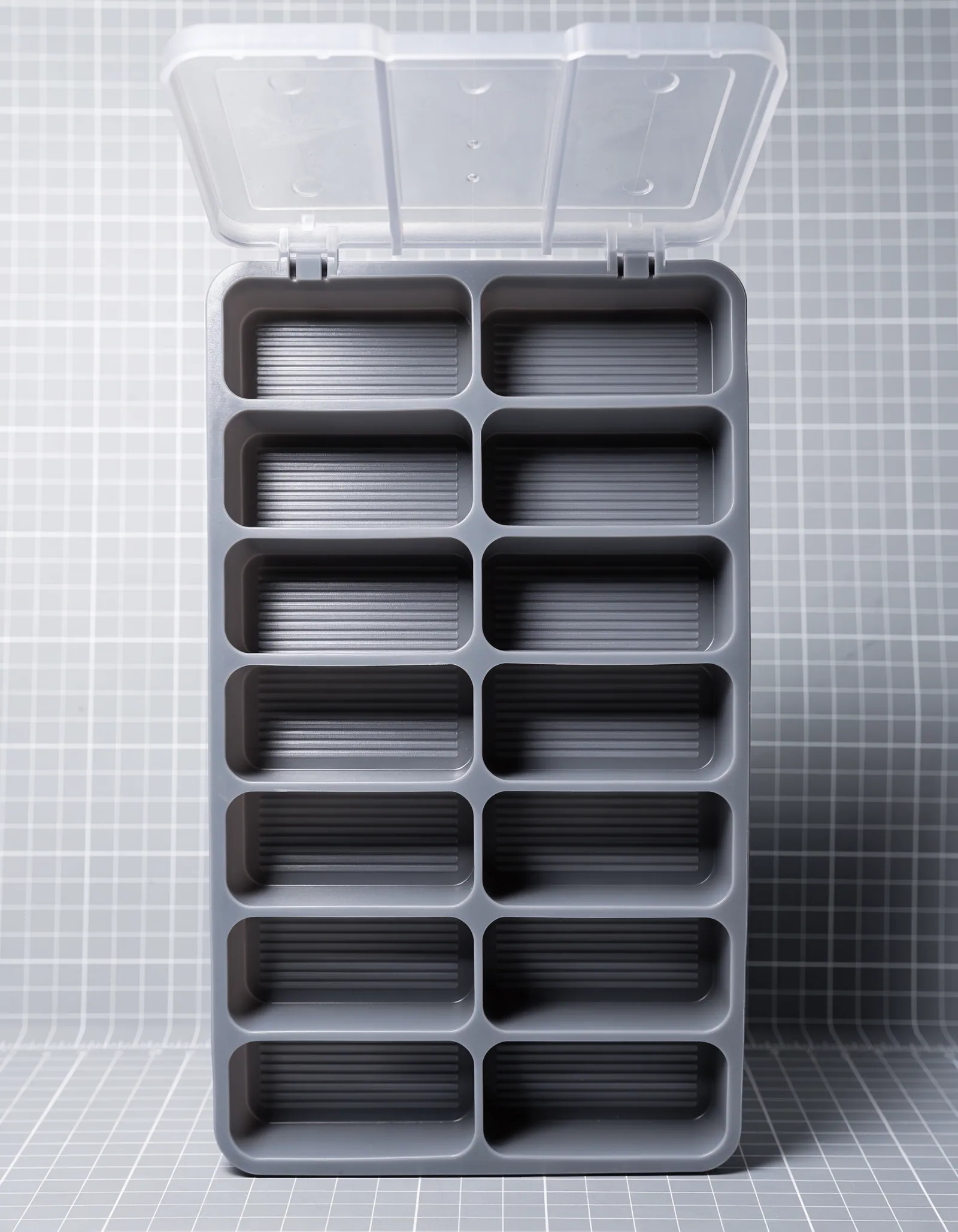 Sorting Tray — Twelve wells, hinged lid, 3 mm ribbed base
